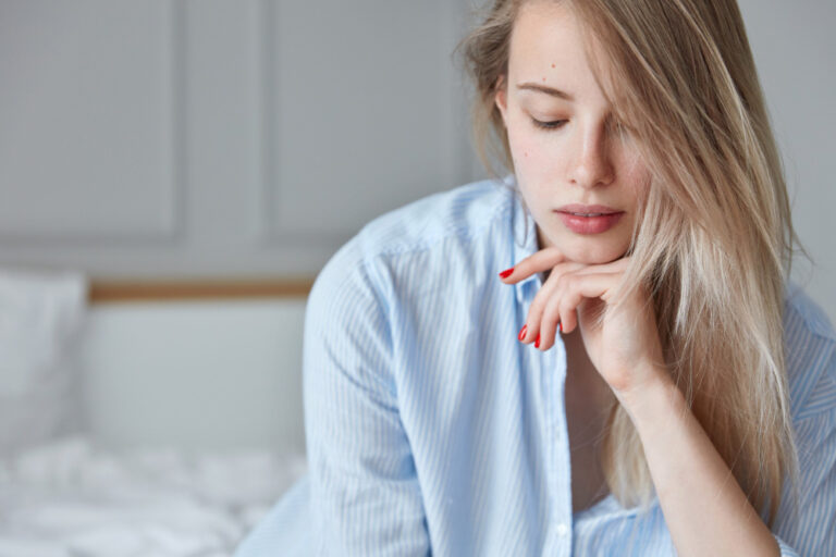FSH, LH, estradiol, progesteron – rola kluczowych hormonów w cyklu menstruacyjnym